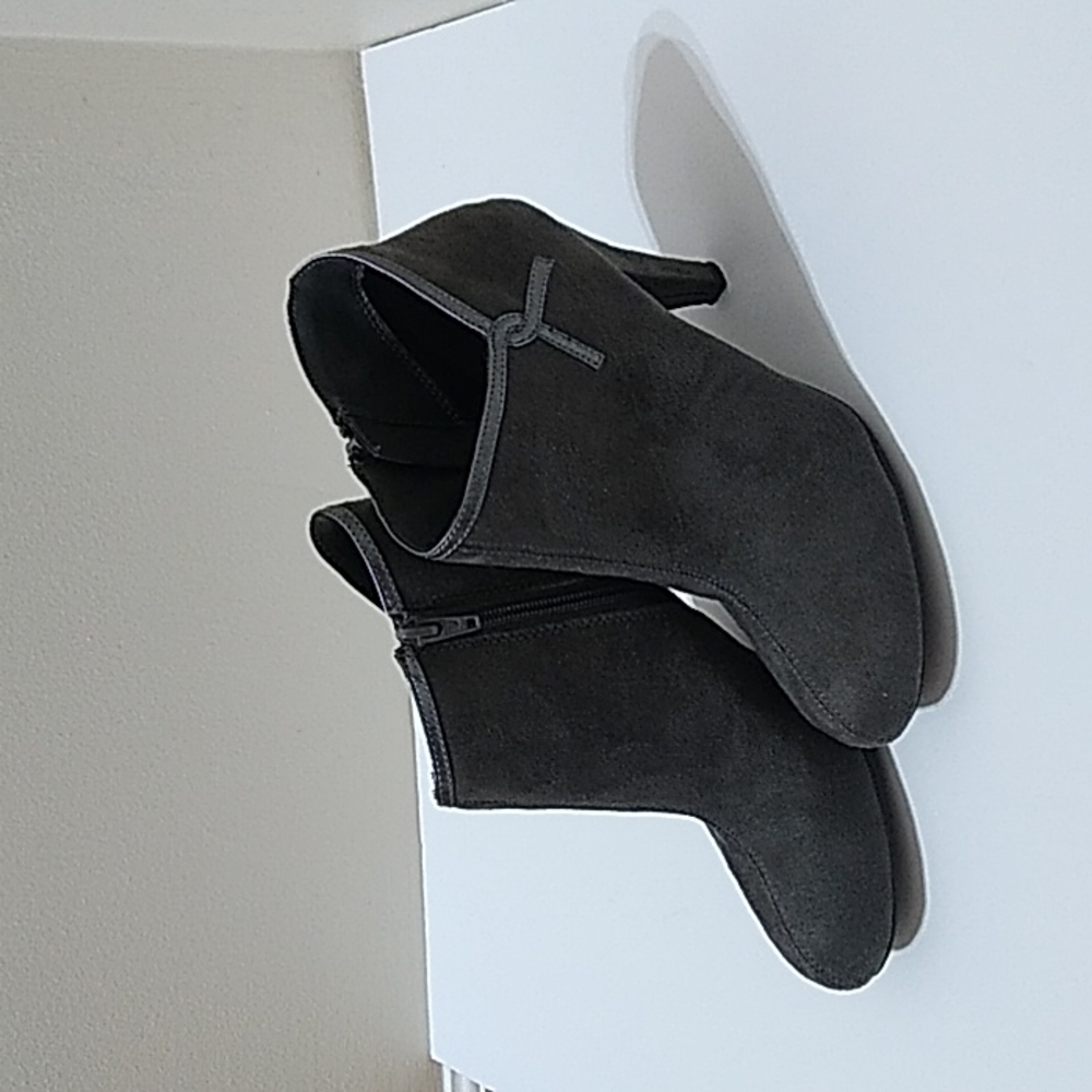 Predictions Women's Gray Healed Boots